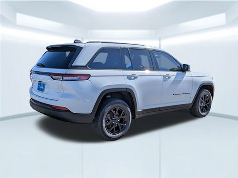 New 2025 Jeep Grand Cherokee Altitude image 7