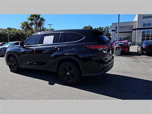 Used 2021 Toyota Highlander LE image 22