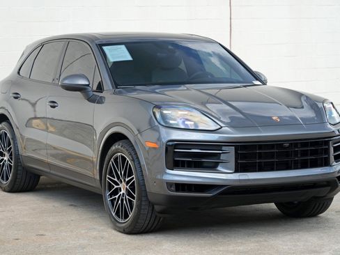 Used 2025 Porsche Cayenne AWD/4WD image 55
