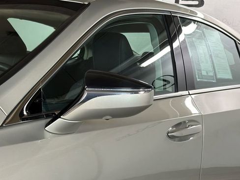 Used 2023 Lexus ES 300h Ultra Luxury w/ Accessory Package (Z2) image 5