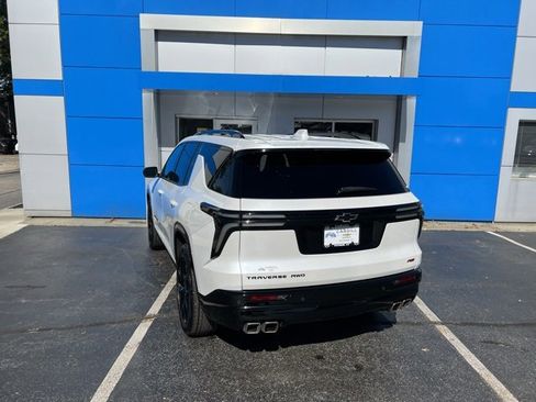 Used 2025 Chevrolet Traverse RS image 7