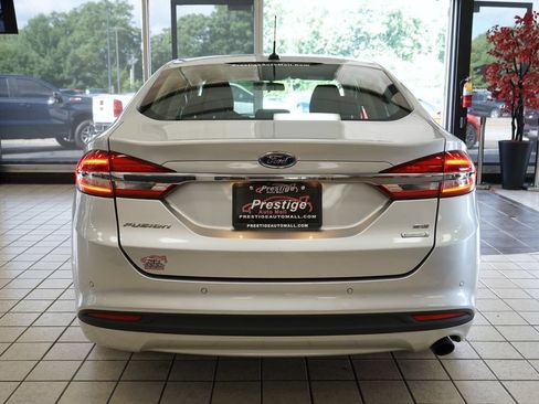 Used 2018 Ford Fusion SE w/ Fusion SE Technology Package FWD image 16