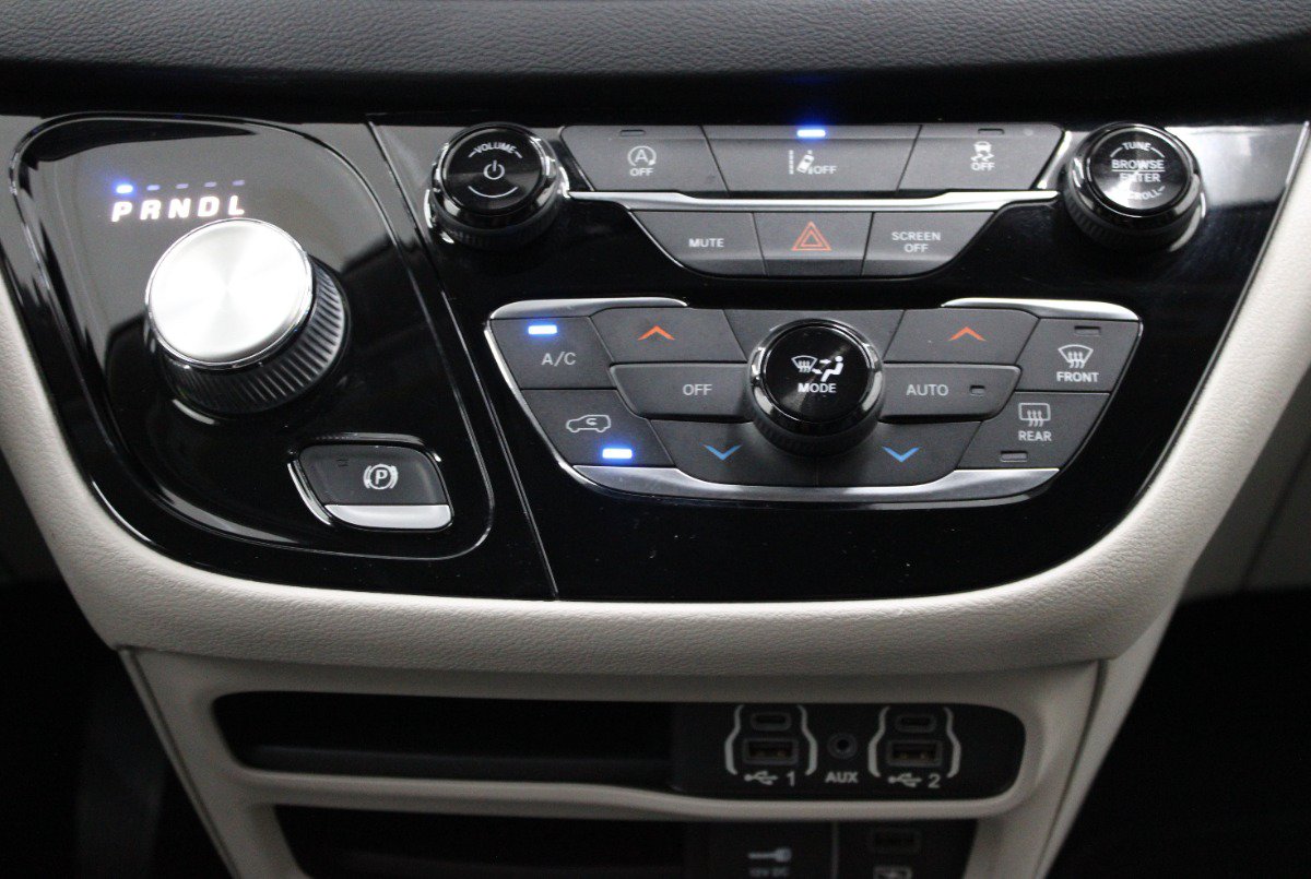 Used 2022 Chrysler Pacifica Touring-L FWD image 29