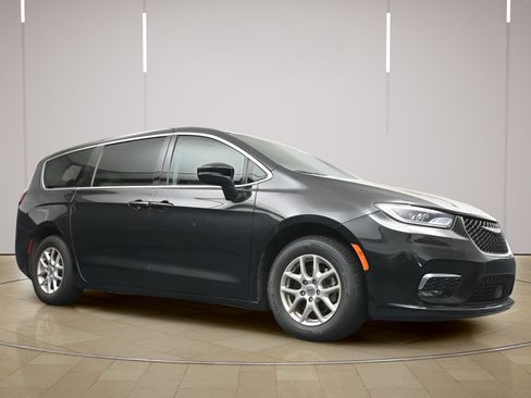 Used 2023 Chrysler Pacifica Touring-L FWD image 26
