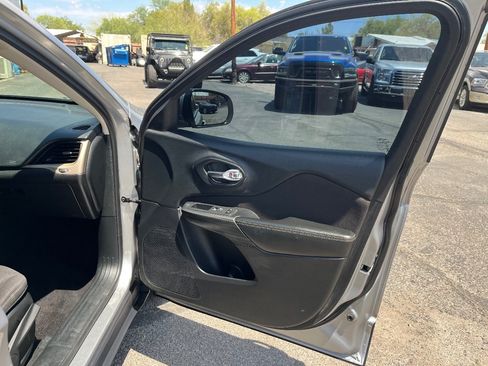 Used 2017 Jeep Cherokee Latitude FWD image 34