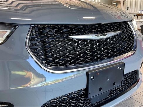Used 2023 Chrysler Pacifica Touring-L FWD image 27