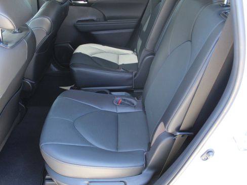 Used 2023 Toyota Highlander Limited FWD image 29