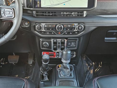 Used 2024 Jeep Gladiator Rubicon w/ Technology Group AWD/4WD image 35