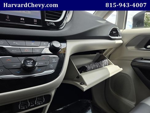 Used 2023 Chrysler Pacifica Touring-L FWD image 12
