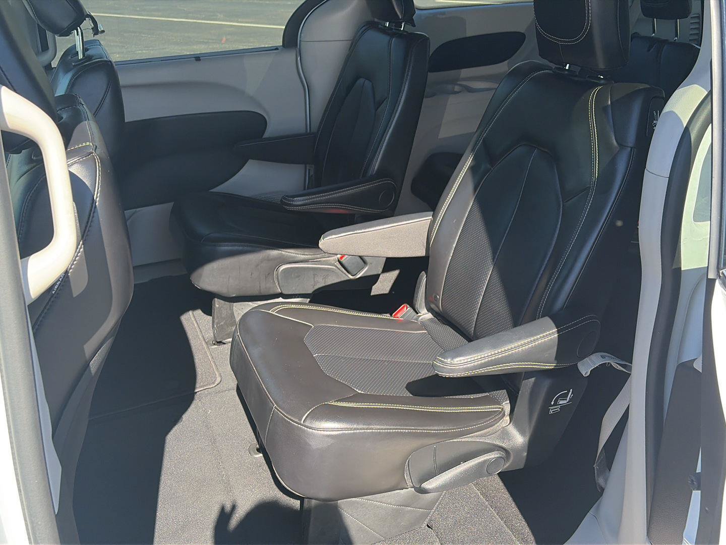 Used 2024 Chrysler Pacifica Touring-L FWD image 11