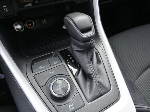 Used 2025 Toyota RAV4 LE AWD/4WD image 17