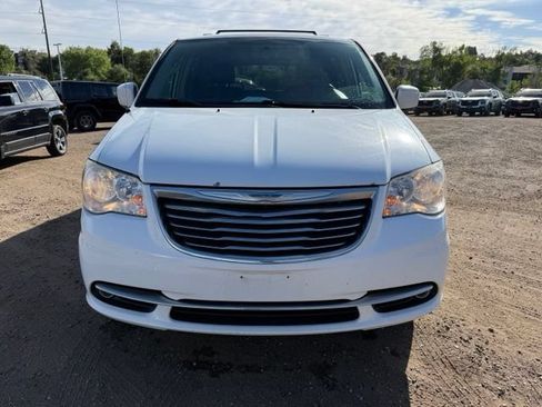 Used 2016 Chrysler Town & Country Touring FWD image 9