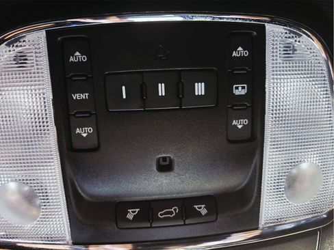 Used 2019 Jeep Grand Cherokee Overland AWD/4WD image 32
