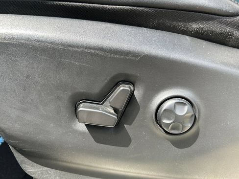 Used 2023 Chrysler Pacifica Touring-L FWD image 19