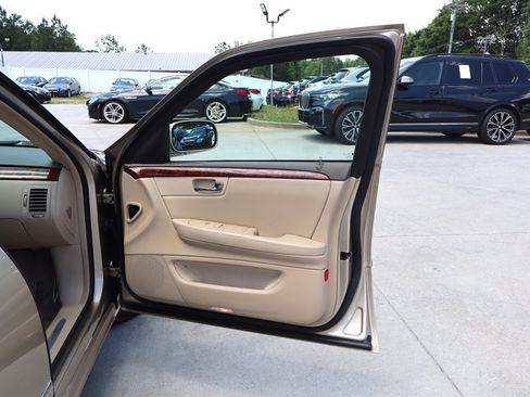 Used 2006 Cadillac DTS w/ Trunk Convenience Package FWD image 32