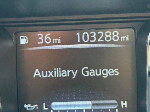 Used 2018 Nissan Titan SV w/ SV Convenience Package image 22