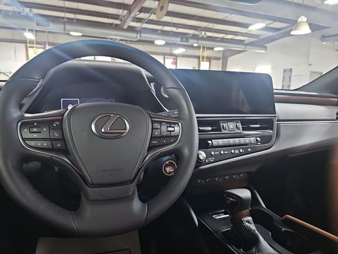 Used 2024 Lexus ES 350 w/ Premium Package FWD image 16