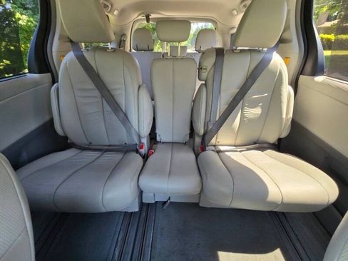 Used 2012 Toyota Sienna XLE w/ Premium Pkg FWD image 13