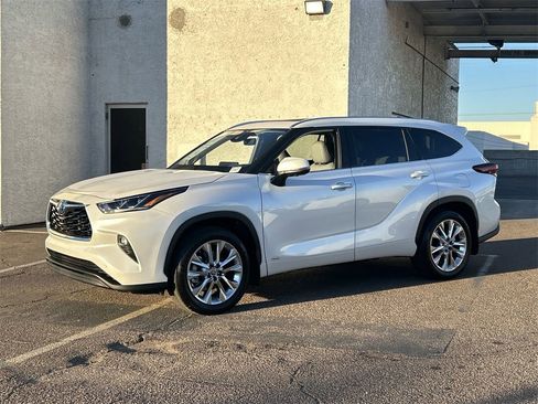 Used 2024 Toyota Highlander Limited image 3