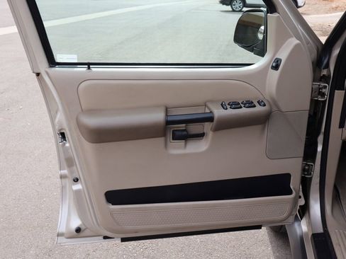 Used 2004 Ford Explorer Sport Trac XLT image 24