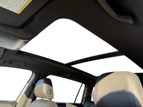 Used 2023 Volkswagen Tiguan SE R-Line image 9