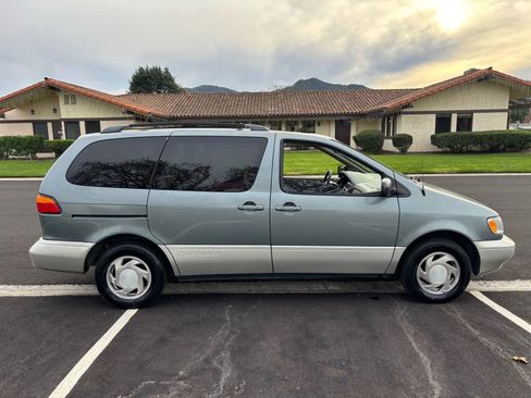 Used 2000 Toyota Sienna XLE image 3