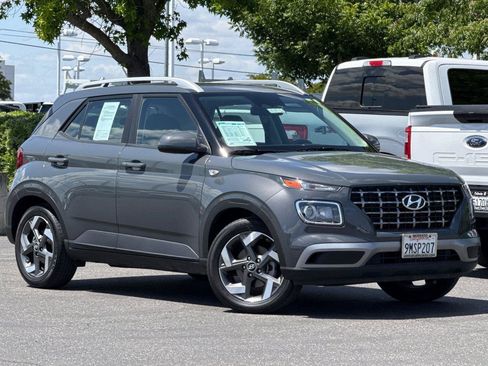 Used 2025 Hyundai Venue SEL FWD image 1