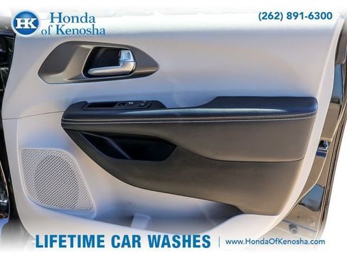 Used 2024 Chrysler Pacifica Touring-L FWD image 25