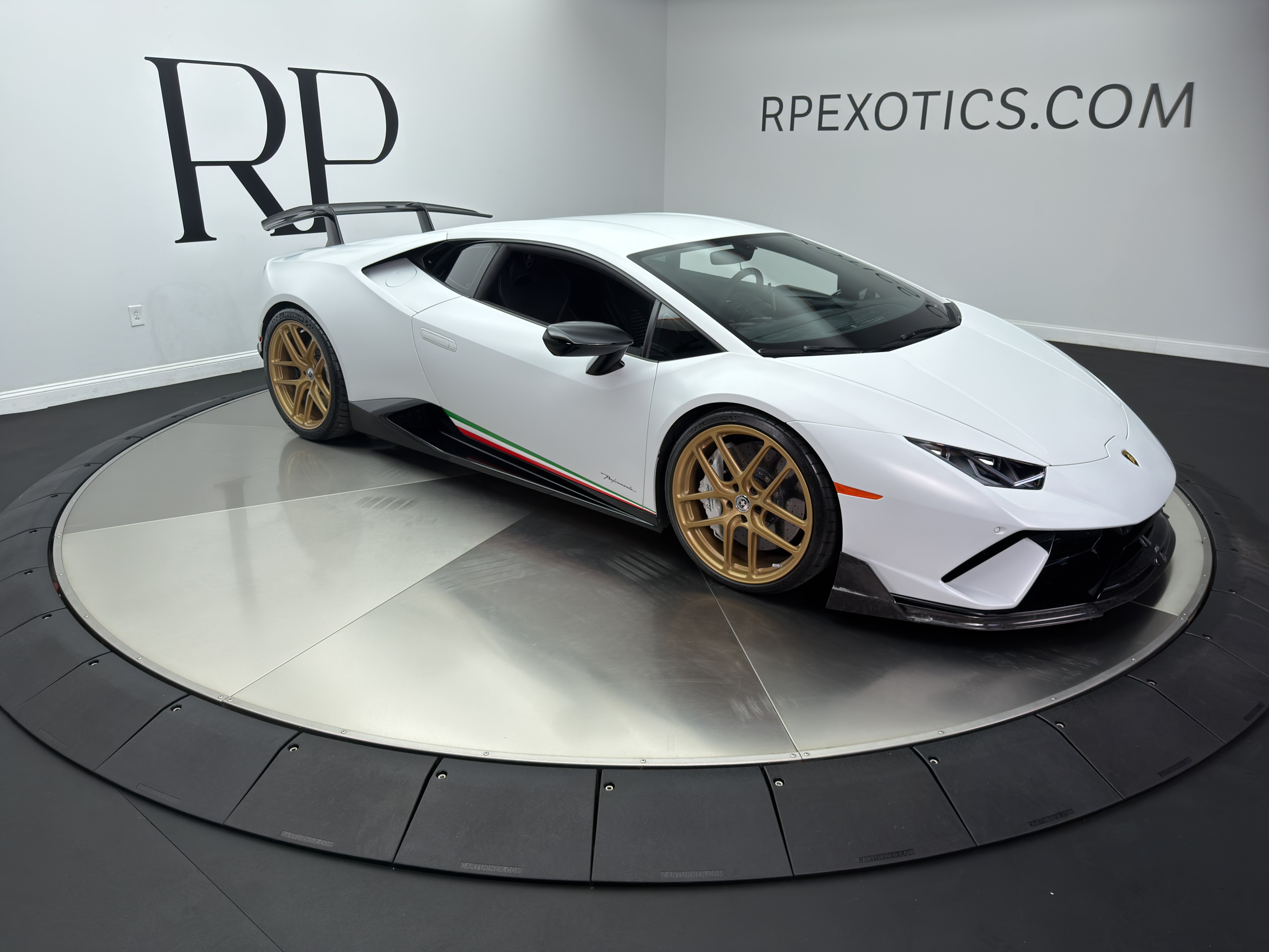 Used 2018 Lamborghini Huracan Performante AWD/4WD image 8
