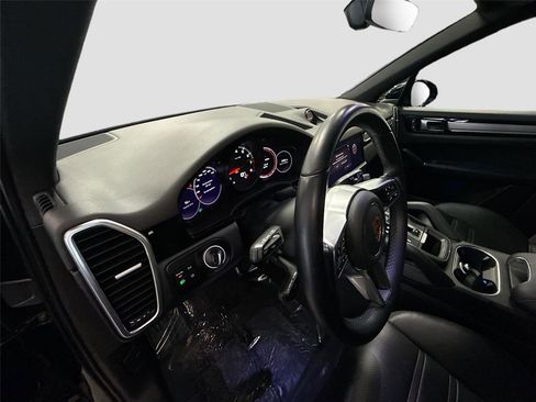Used 2022 Porsche Cayenne Platinum Edition image 10