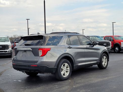 Used 2021 Ford Explorer XLT image 4