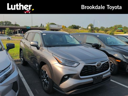 Certified 2026 Toyota Highlander XLE AWD/4WD image 1
