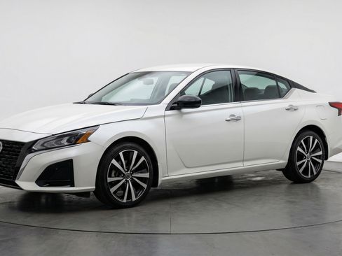 Used 2025 Nissan Altima 2.5 SV image 3