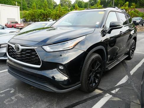 Used 2023 Toyota Highlander XLE FWD image 3