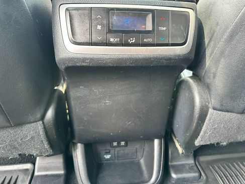 Used 2019 Toyota Highlander XLE AWD/4WD image 11
