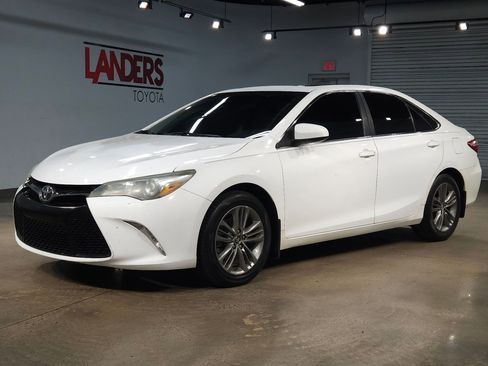 Used 2015 Toyota Camry SE w/ Moonroof Package image 3