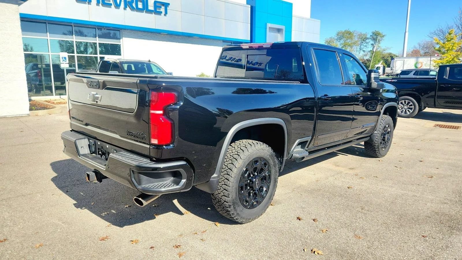 Used 2024 Chevrolet Silverado 2500 High Country w/ High Country Premium Package AWD/4WD image 2