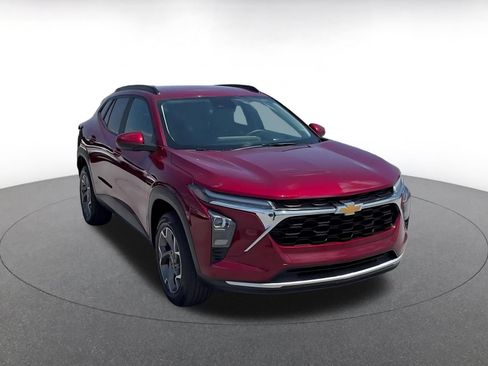 Used 2025 Chevrolet Trax LT FWD image 3
