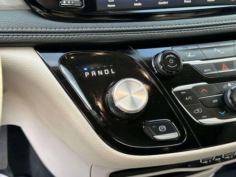 Used 2023 Chrysler Pacifica Touring-L FWD image 30