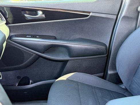 Used 2020 Kia Sorento LX w/ LX I4 Convenience Package image 14