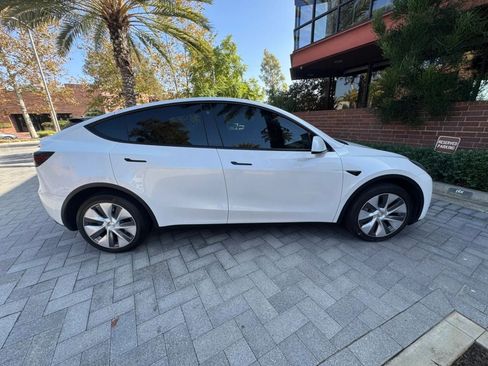 Used 2023 Tesla Model Y AWD image 9