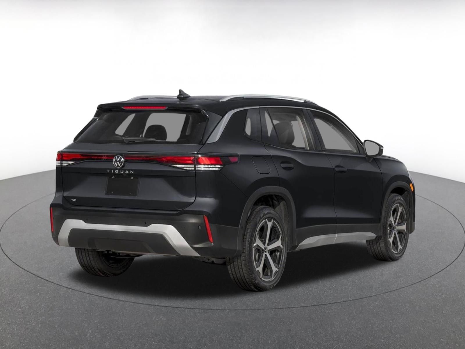 Used 2026 Volkswagen Tiguan SE AWD/4WD image 2