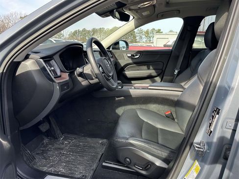 Used 2023 Volvo XC60 B5 Plus w/ Climate Package image 5