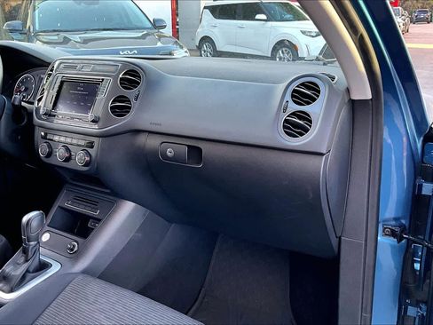 Used 2017 Volkswagen Tiguan Limited image 17