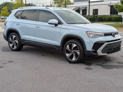 Used 2025 Volkswagen Taos SE AWD/4WD image 2