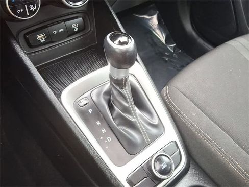 Used 2023 Hyundai Venue SEL image 15