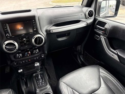 Used 2018 Jeep Wrangler Unlimited Rubicon w/ Connectivity Group image 15