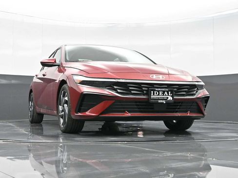 Certified 2024 Hyundai Elantra SEL w/ Convenience Package image 27