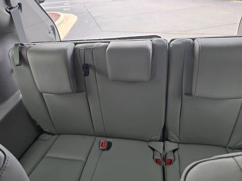 Used 2019 Toyota Highlander XLE AWD/4WD image 14