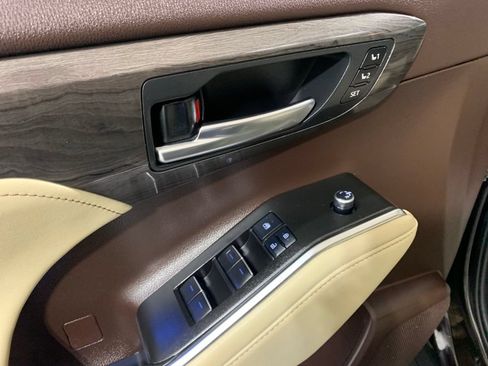 Used 2022 Toyota Highlander Limited FWD image 26